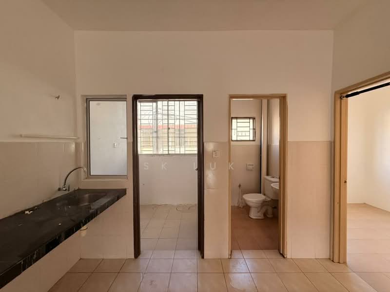 Rumah Bandar untuk Dijual di Bandar Country Homes (Rawang) - SK Luk - Kitchen - PropertyGuru.com.my