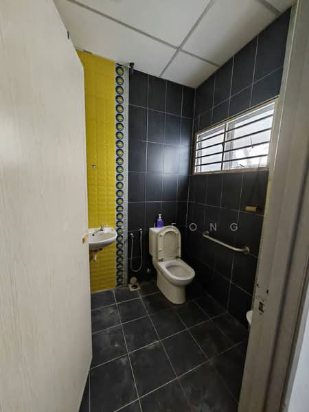 Shop for Sale in Ipoh (Perak) - Paul Leong - Bathroom - PropertyGuru.com.my