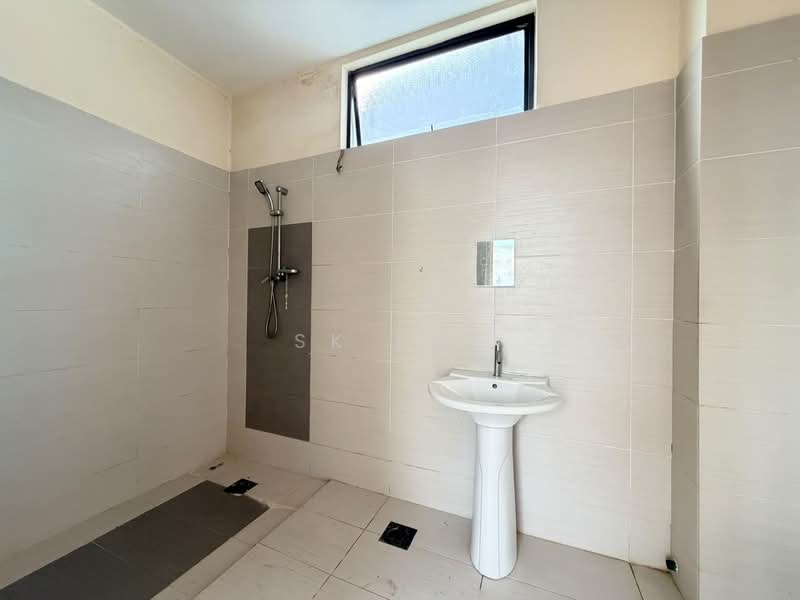 Semi-Detached House for Sale in Puteri Heights (Rawang) - SK Luk - Bathroom - PropertyGuru.com.my