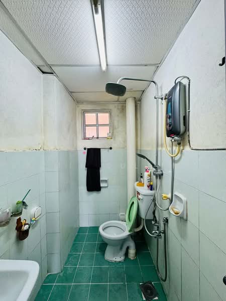 Service Residence for Sale at Serdang Skyvillas (Serdang Perdana) - Yasmin Sulaiman - Bathroom - PropertyGuru.com.my