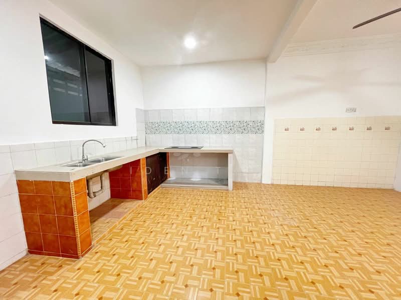 2-storey Terraced House for Sale in Taman Bukit Kempas (Tampoi) - Iden Tan - Kitchen - PropertyGuru.com.my
