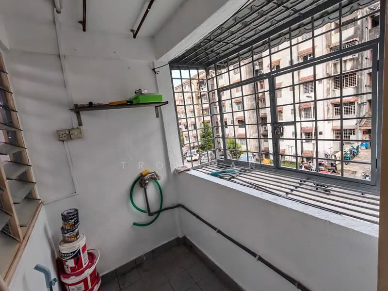 Rumah Flat untuk Disewa di Desa Petaling Flat - Tron Wan - Balcony - PropertyGuru.com.my
