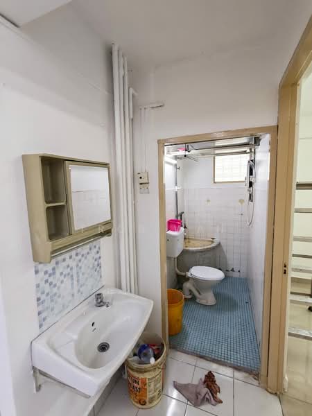 Rumah Flat untuk Disewa di Desa Petaling Flat - Tron Wan - Bathroom - PropertyGuru.com.my