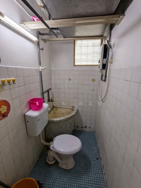 Rumah Flat untuk Disewa di Desa Petaling Flat - Tron Wan - Bathroom - PropertyGuru.com.my