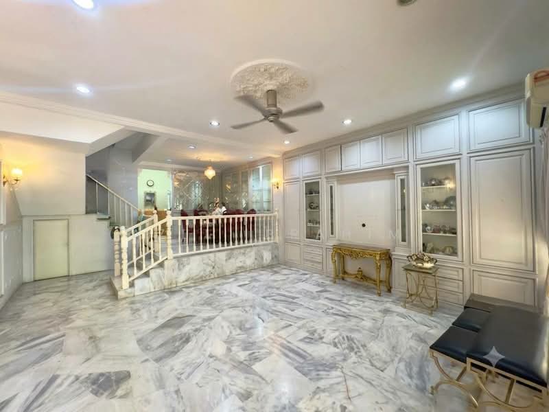 Rumah Teres 2-Tingkat untuk Dijual di Taman Putra Indah (Seri Kembangan) - Azli Ibrahim - Living Room - PropertyGuru.com.my