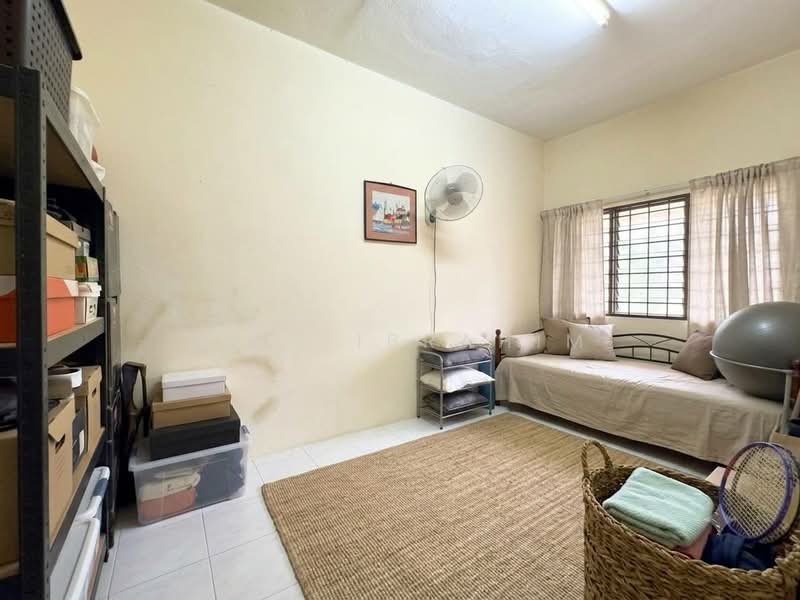 Rumah Teres 2-Tingkat untuk Dijual di Taman Putra Indah (Seri Kembangan) - Azli Ibrahim - Bedroom - PropertyGuru.com.my