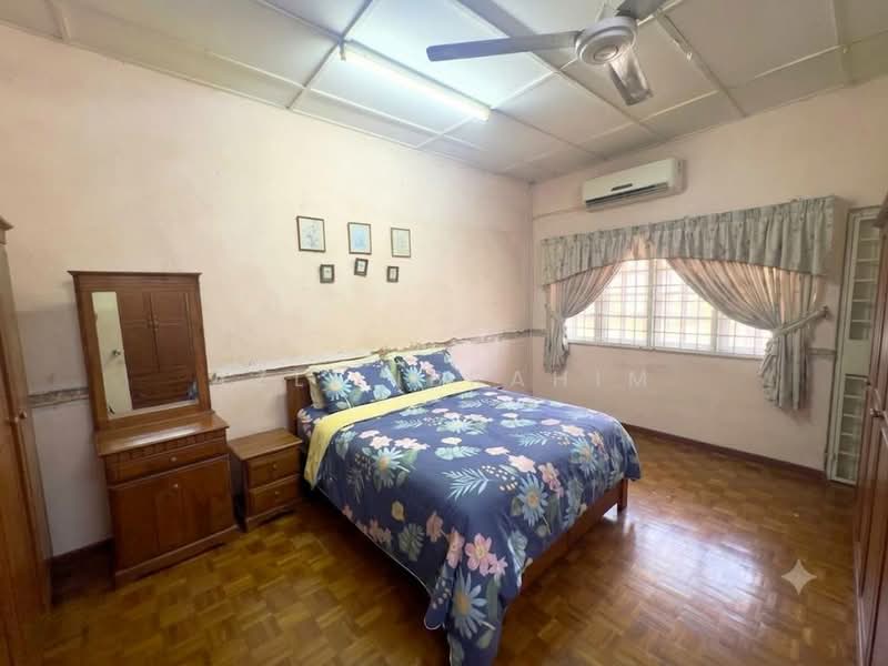 Rumah Teres 2-Tingkat untuk Dijual di Taman Putra Indah (Seri Kembangan) - Azli Ibrahim - Bedroom - PropertyGuru.com.my