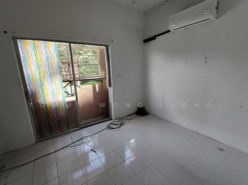 2-storey Terraced House for Sale in Taman Lestari Putra (Seri Kembangan) - Tommy Wong Phang - Balcony - PropertyGuru.com.my