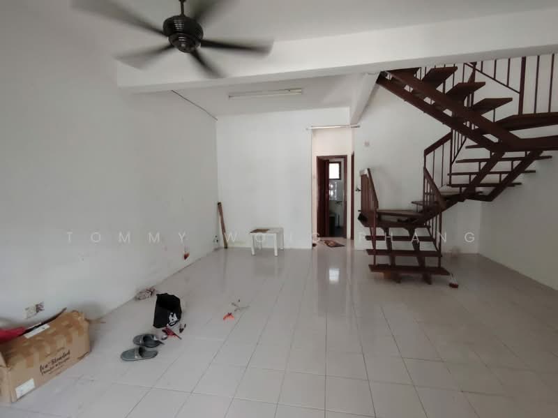 2-storey Terraced House for Sale in Taman Lestari Putra (Seri Kembangan) - Tommy Wong Phang - Living Room - PropertyGuru.com.my