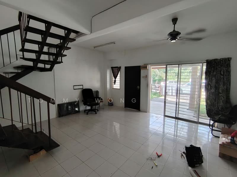 2-storey Terraced House for Sale in Taman Lestari Putra (Seri Kembangan) - Tommy Wong Phang - Living Room - PropertyGuru.com.my