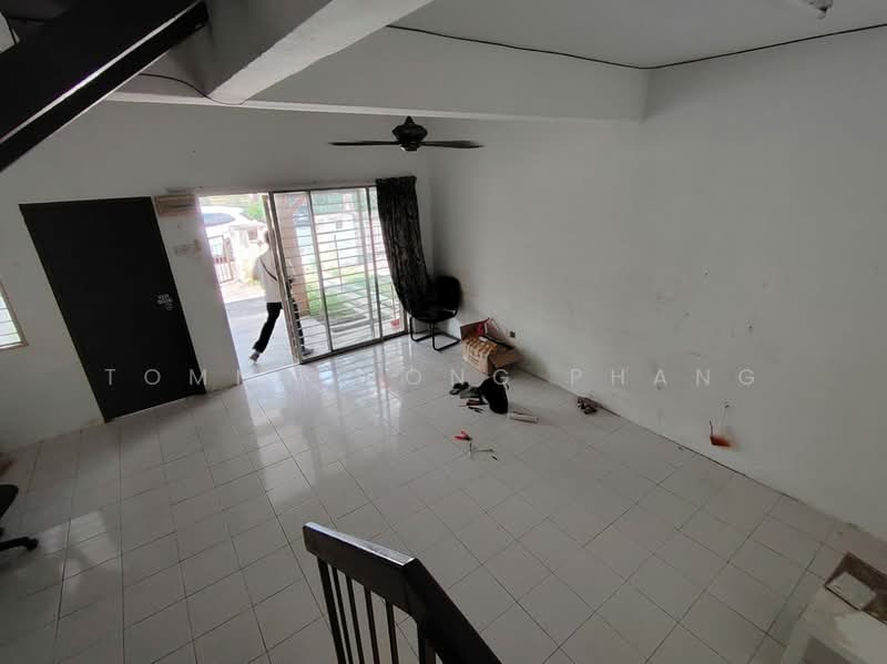 2-storey Terraced House for Sale in Taman Lestari Putra (Seri Kembangan) - Tommy Wong Phang - Living Room - PropertyGuru.com.my