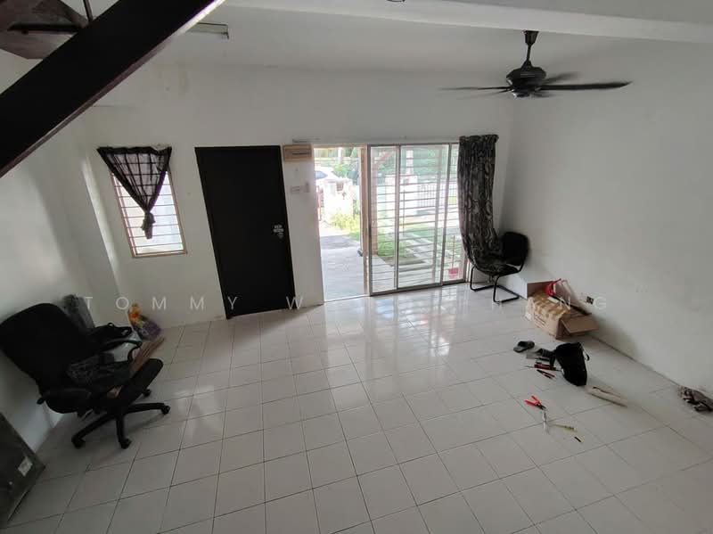 2-storey Terraced House for Sale in Taman Lestari Putra (Seri Kembangan) - Tommy Wong Phang - Living Room - PropertyGuru.com.my