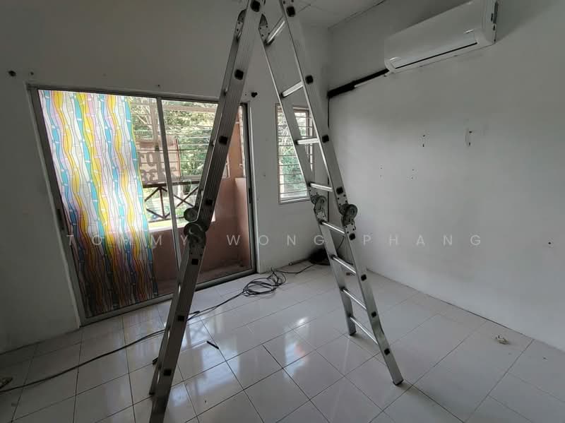 2-storey Terraced House for Sale in Taman Lestari Putra (Seri Kembangan) - Tommy Wong Phang - Balcony - PropertyGuru.com.my