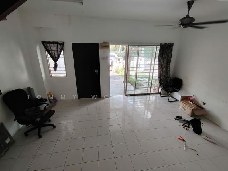 2-storey Terraced House for Sale in Taman Lestari Putra (Seri Kembangan) - Tommy Wong Phang - Living Room - PropertyGuru.com.my