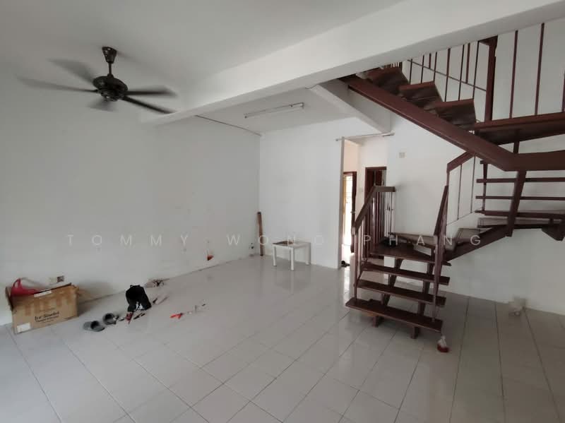 2-storey Terraced House for Sale in Taman Lestari Putra (Seri Kembangan) - Tommy Wong Phang - Living Room - PropertyGuru.com.my