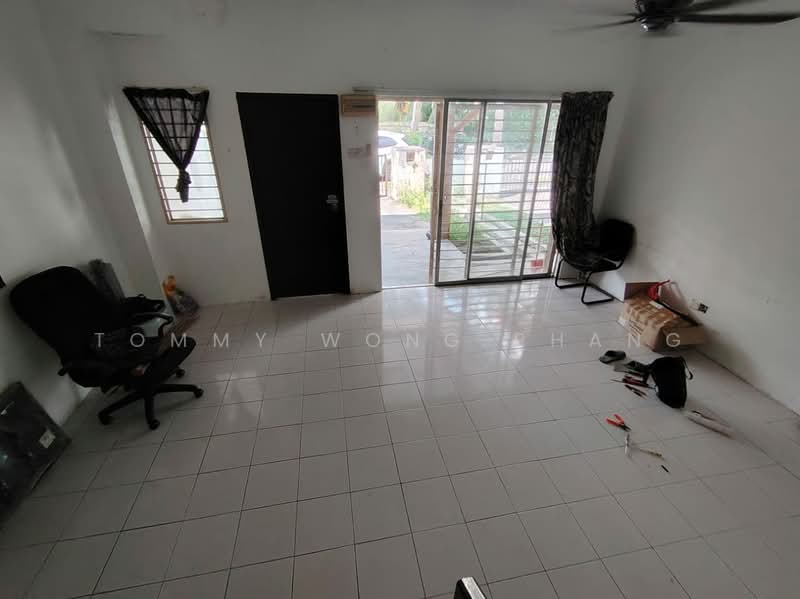 2-storey Terraced House for Sale in Taman Lestari Putra (Seri Kembangan) - Tommy Wong Phang - Living Room - PropertyGuru.com.my