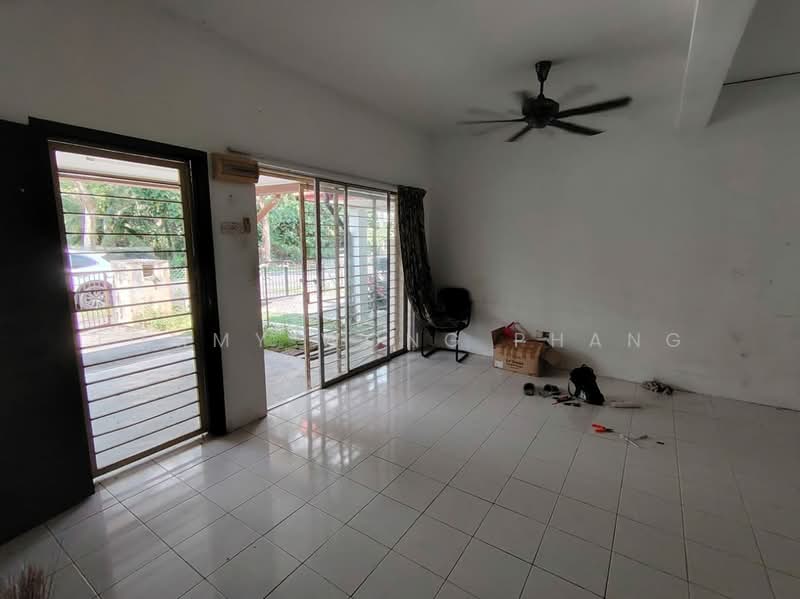 2-storey Terraced House for Sale in Taman Lestari Putra (Seri Kembangan) - Tommy Wong Phang - Living Room - PropertyGuru.com.my
