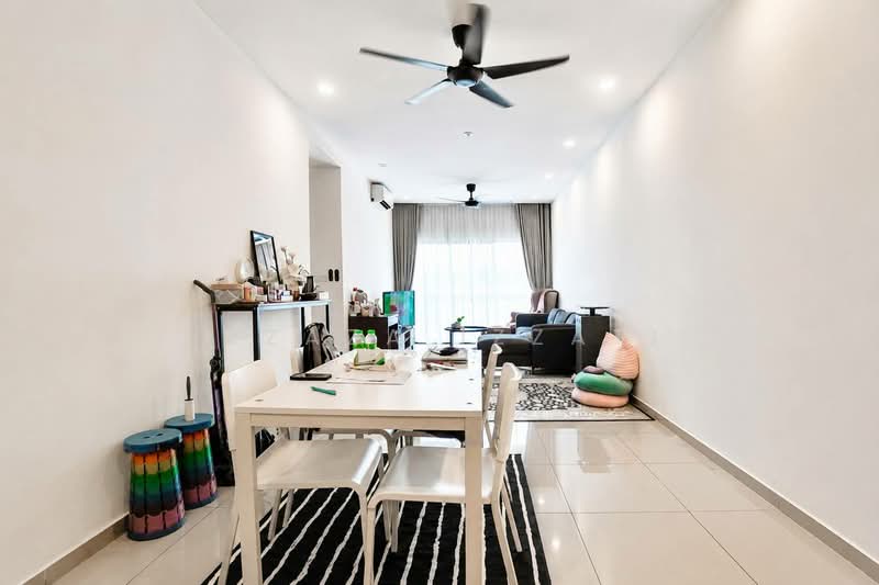 Kondominium untuk Dijual di Upperville @ 16 Quartz - Izzaza Izzati - Living Room - PropertyGuru.com.my