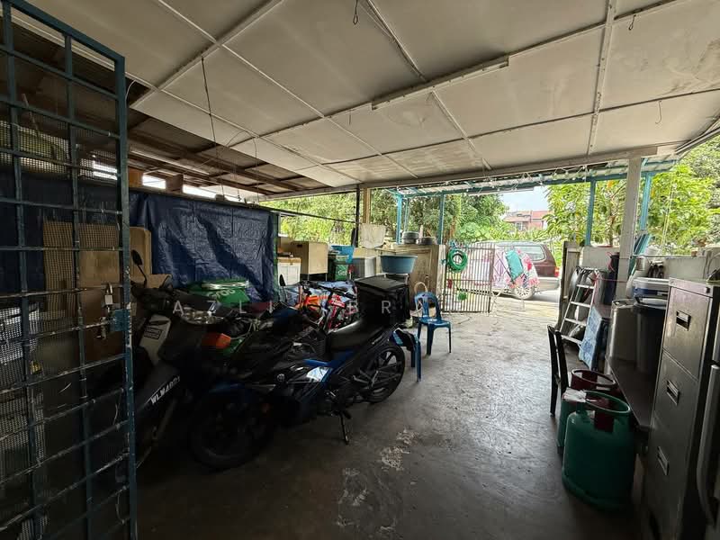 Rumah Teres 2-Tingkat untuk Dijual di Taman Pandan Indah (Ampang) - Azli Ibrahim - Car Park - PropertyGuru.com.my