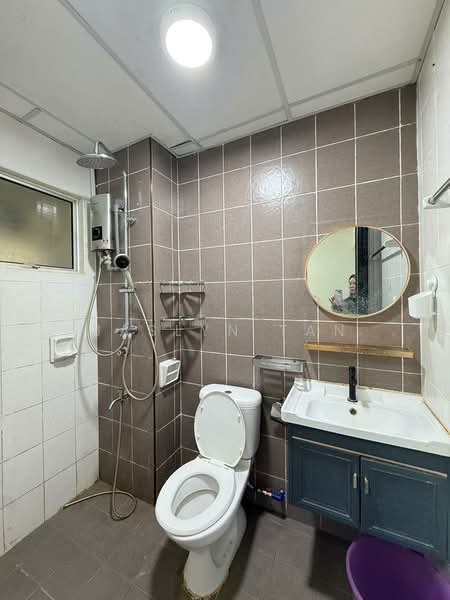 Kediaman Servis untuk Dijual di SuriaMas Suites - Jaslyn Tan - Bathroom - PropertyGuru.com.my