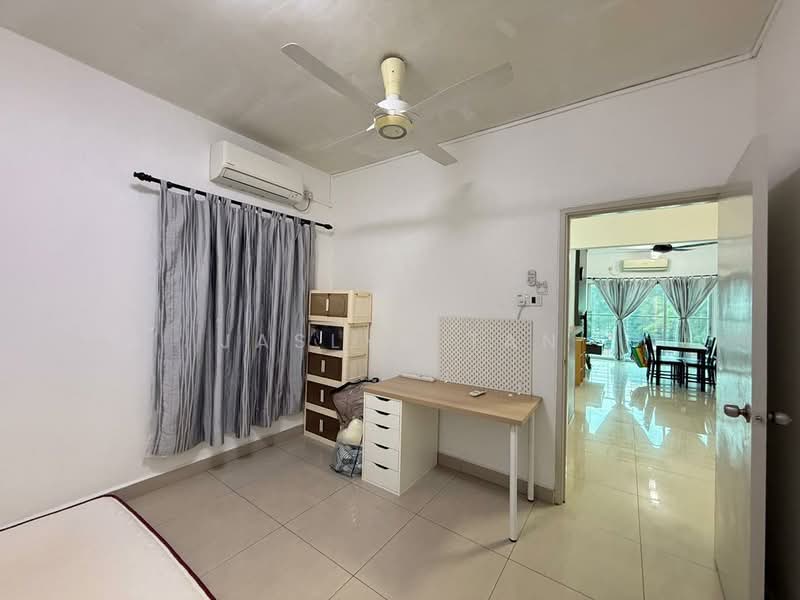 Kediaman Servis untuk Dijual di SuriaMas Suites - Jaslyn Tan - Bedroom - PropertyGuru.com.my