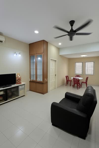 Rumah Berkembar untuk Dijual di Bukit Gedung (Bayan Baru) - Hong . - Living Room - PropertyGuru.com.my