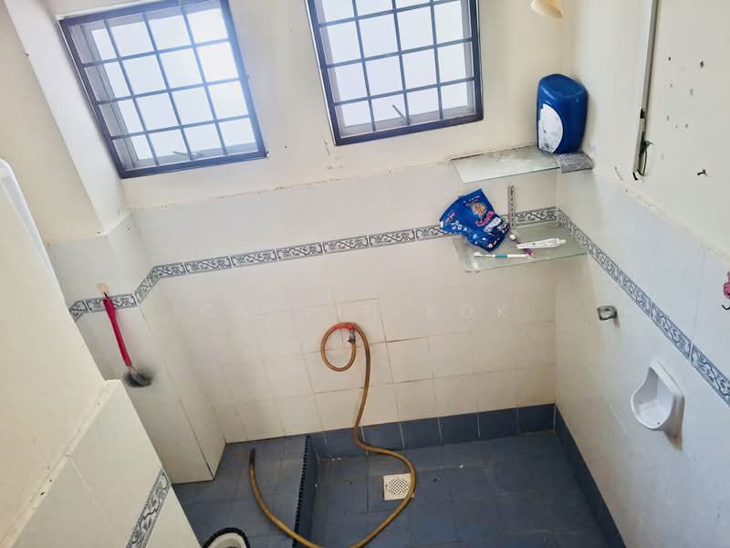 Rumah Teres 2-Tingkat untuk Dijual di Desa Kolej (Nilai) - Calvin Kok - Bathroom - PropertyGuru.com.my
