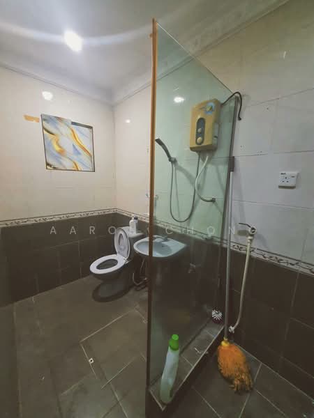 Rumah Teres 2-Tingkat untuk Dijual di Bandar Putra Permai (Seri Kembangan) - Aaron Chong - Bathroom - PropertyGuru.com.my