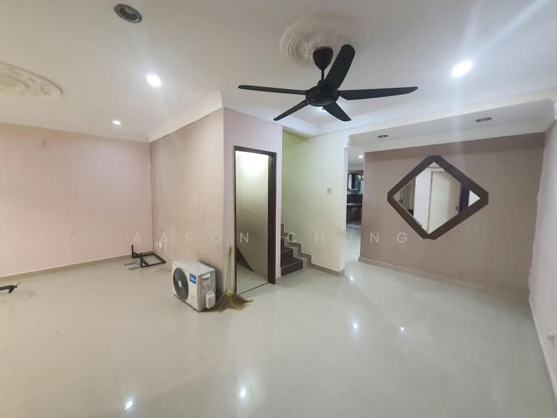Rumah Teres 2-Tingkat untuk Dijual di Bandar Putra Permai (Seri Kembangan) - Aaron Chong - Living Room - PropertyGuru.com.my