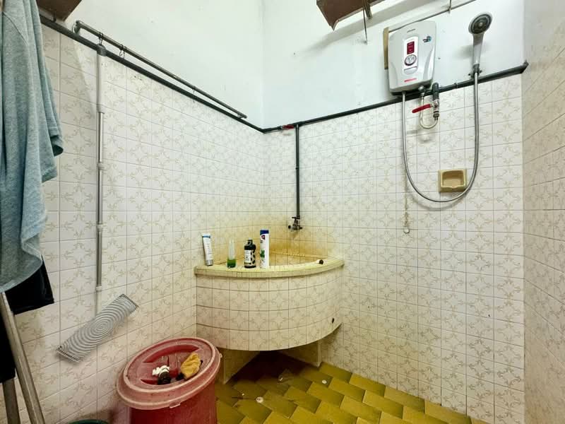 Rumah Teres 1-Tingkat untuk Dijual di Fettes Park (Tanjung Tokong) - Ping Koay - Bathroom - PropertyGuru.com.my