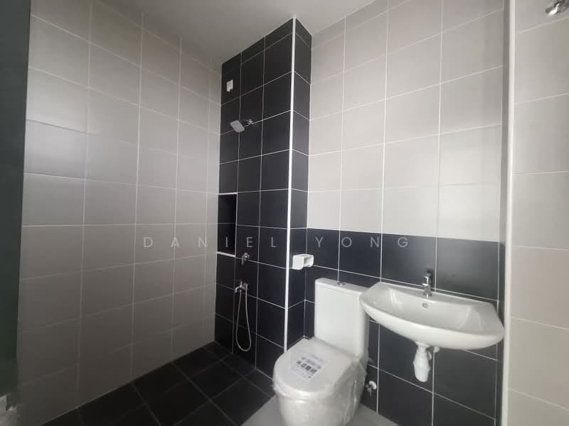 Rumah Teres 2-Tingkat untuk Dijual di Bandar Tiram (Ulu Tiram) - Daniel Yong - Bathroom - PropertyGuru.com.my