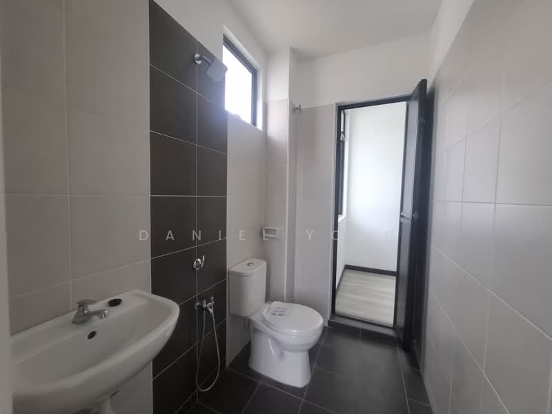 Rumah Teres 2-Tingkat untuk Dijual di Bandar Tiram (Ulu Tiram) - Daniel Yong - Bathroom - PropertyGuru.com.my