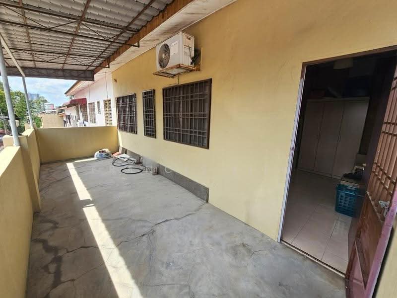 Rumah Teres 2-Tingkat untuk Dijual di Bandar Putra Permai (Seri Kembangan) - Frances Liew - Balcony - PropertyGuru.com.my