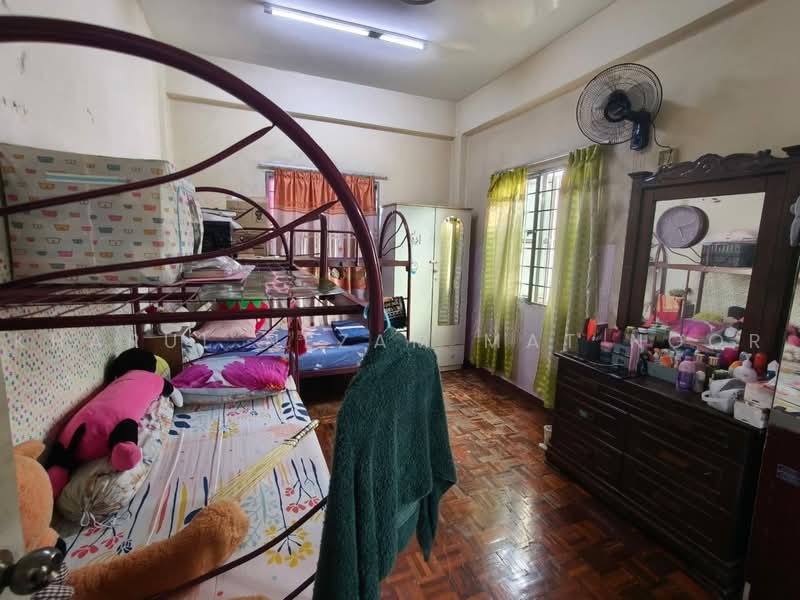 Pangsapuri untuk Dijual di Pangsapuri Sri Angkasa - Kharul Nezam Mat Noor - Bedroom - PropertyGuru.com.my