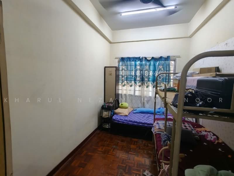 Pangsapuri untuk Dijual di Pangsapuri Sri Angkasa - Kharul Nezam Mat Noor - Bedroom - PropertyGuru.com.my