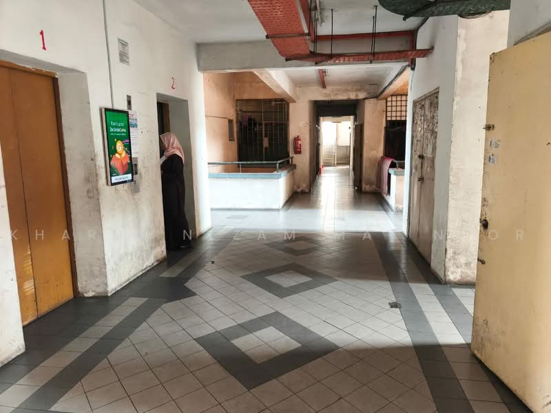 Pangsapuri untuk Dijual di Pangsapuri Sri Angkasa - Kharul Nezam Mat Noor - Corridor - PropertyGuru.com.my