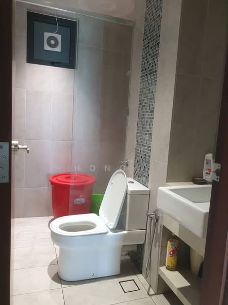 Condominium for Rent at Queens Residences Q1 @ Queens Waterfront - Hong . - Bathroom - PropertyGuru.com.my