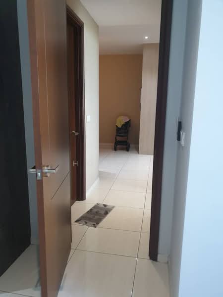 Condominium for Rent at Queens Residences Q1 @ Queens Waterfront - Hong . - Corridor - PropertyGuru.com.my