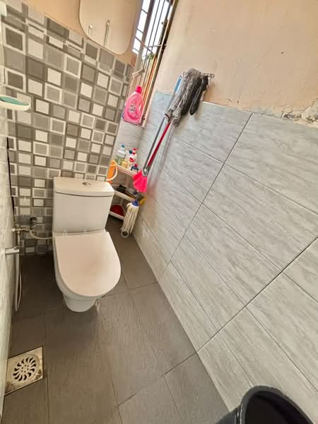 Rumah Flat untuk Dijual di Desa Lembah Permai - Aaron Yong - Bathroom - PropertyGuru.com.my