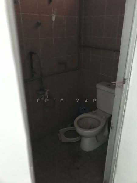 Kedai untuk Disewa di Taman Bukit Serdang (Seri Kembangan) - Eric Yap - Bathroom - PropertyGuru.com.my