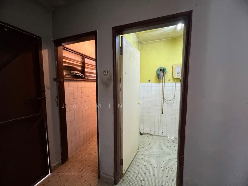 Rumah Teres untuk Dijual di Taman Ehsan (Kepong) - Jasmine Ong - Bathroom - PropertyGuru.com.my