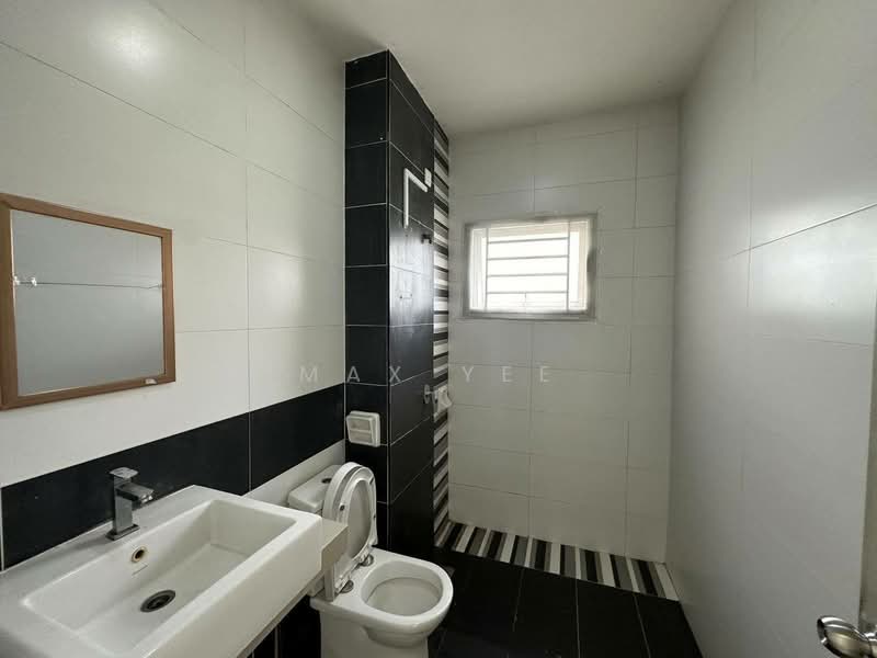 Rumah Teres 2-Tingkat untuk Dijual di Bandar Putra (Kulai) - Max Yee - Bathroom - PropertyGuru.com.my