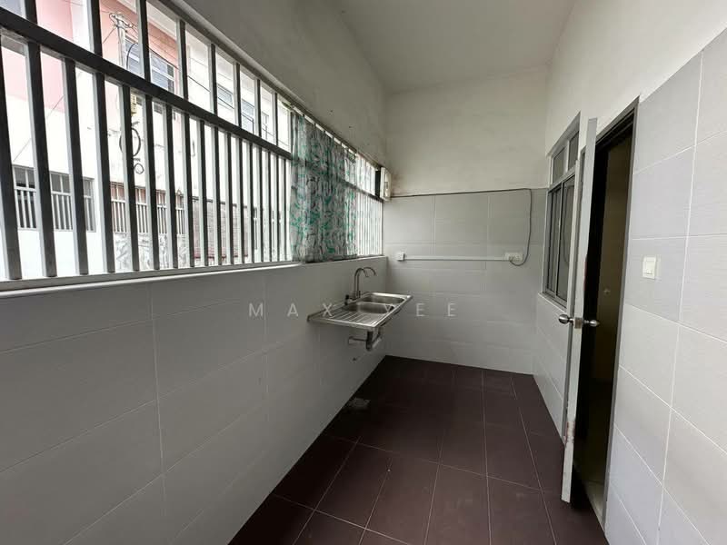 Rumah Teres 2-Tingkat untuk Dijual di Bandar Putra (Kulai) - Max Yee - Kitchen - PropertyGuru.com.my