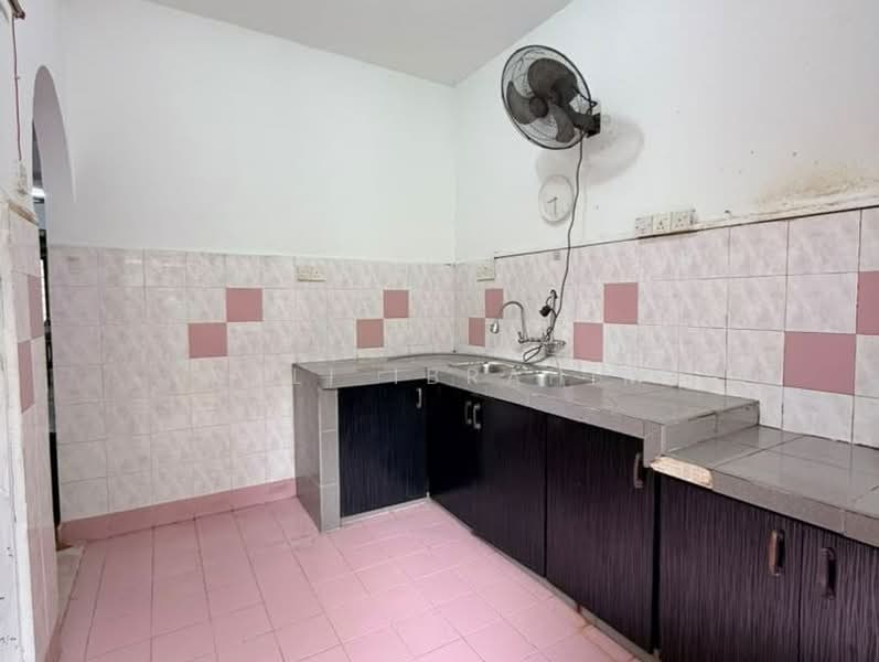 2-storey Terraced House for Sale in Seksyen 5 (Bangi) - Azli Ibrahim - Kitchen - PropertyGuru.com.my