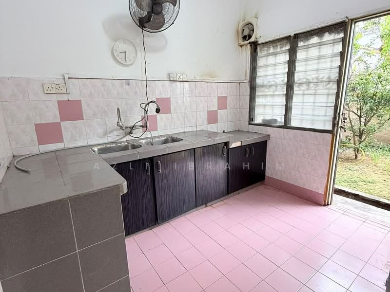 2-storey Terraced House for Sale in Seksyen 5 (Bangi) - Azli Ibrahim - Kitchen - PropertyGuru.com.my