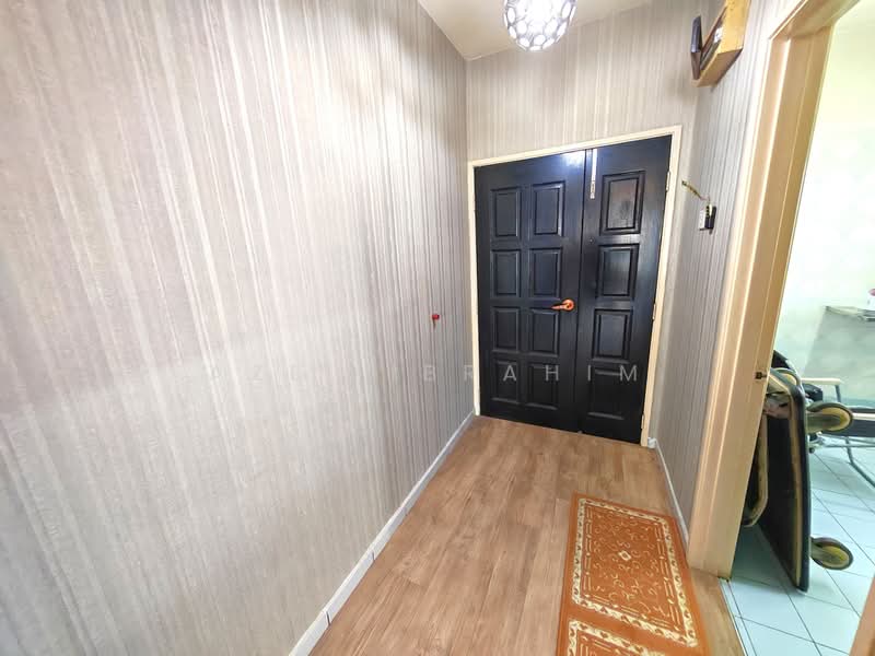 Pangsapuri untuk Dijual di Pangsapuri Mawar Sari - Azli Ibrahim - Entrance - PropertyGuru.com.my
