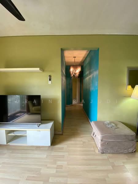 Pangsapuri untuk Disewa di Apartment Komuter Raya - Zuraina Rajudin - Living Room - PropertyGuru.com.my