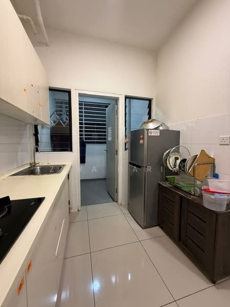 Kondominium untuk Disewa di The Greens (Residensi Hijauan) @ Subang West - Azura Hariri - Kitchen - PropertyGuru.com.my