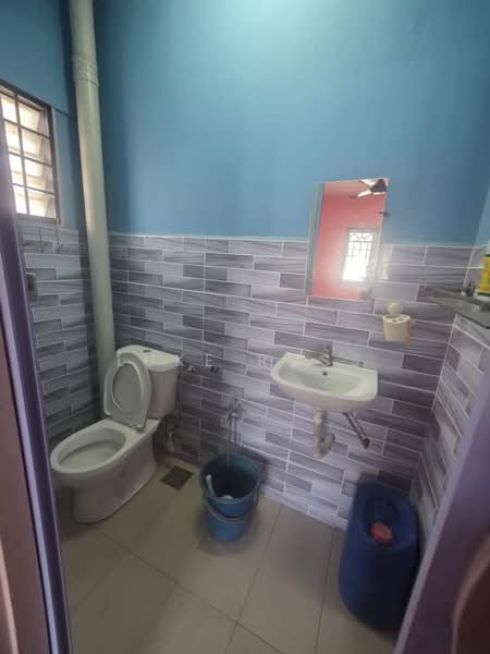 Pangsapuri untuk Disewa di Pandan Lake View - Luke Ross - Bathroom - PropertyGuru.com.my