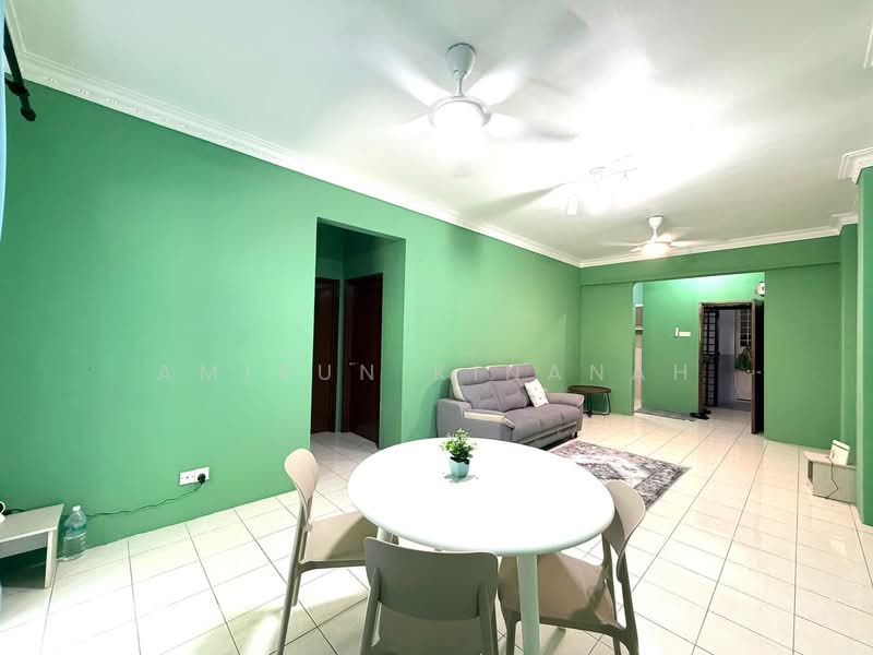 Pangsapuri untuk Dijual di Puncak Baiduri Apartment - Amirun Kinanah - Living Room - PropertyGuru.com.my